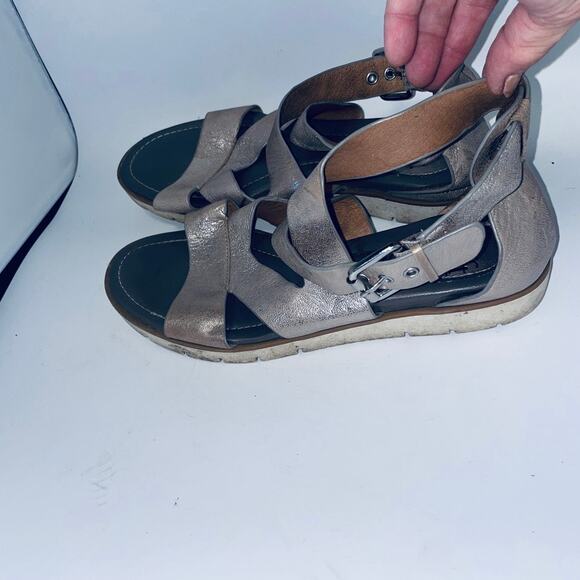 Sofft Women's Metallic Leather Gladiator Strappy Heel Back Flat Sandals Size 8M - Picture 3 of 6